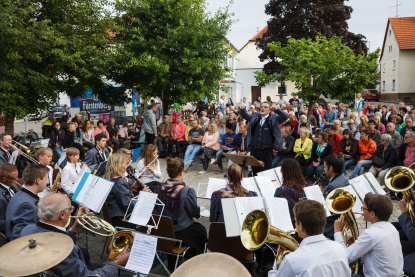 03_Musikkapelle_Benzingen_und_das_Publikum.jpg