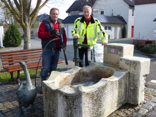 Ewald_Hoffmann_und_Helmit_Jung__am_Gaensebrunnen.jpg