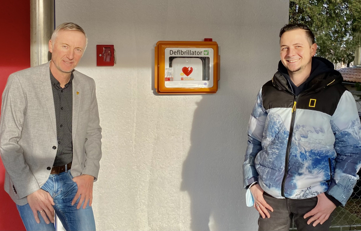 KW-08-Defibrilator-haengt-Praesentation.jpeg