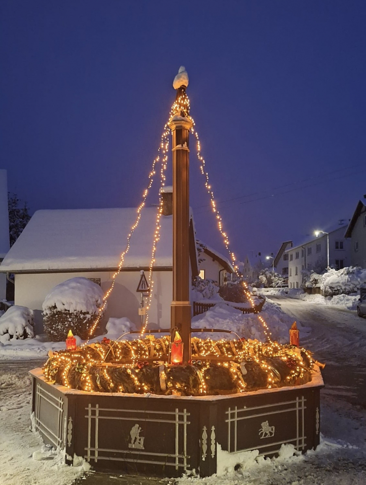 KW-49-12.-Benzinger-Advent-Brunnen.jpg